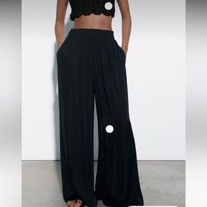 High-waist trousers with an elastic waistband. Front pockets. wide-leg design.